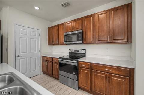152 SE 27th Ter, Cape Coral FL - photo 10 of 38