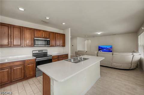 152 SE 27th Ter, Cape Coral FL - photo 7 of 38