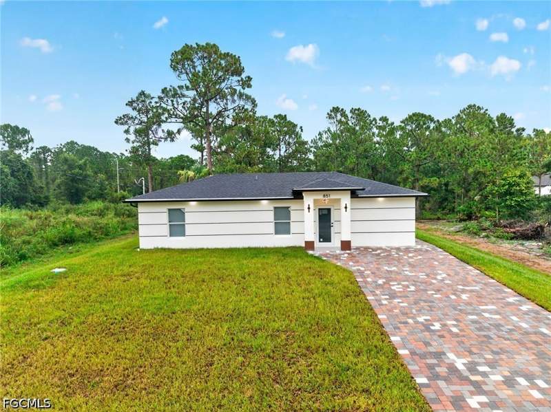 3 bedroom SingleFamilyResidence at 851 Calumet St E, Lehigh Acres, Lehigh Acres — photo 2