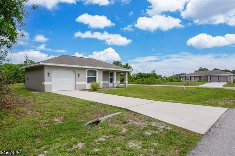 3 bedroom SingleFamilyResidence at 546 Sherwood Ave S, Lehigh Acres, Lehigh Acres — photo 2