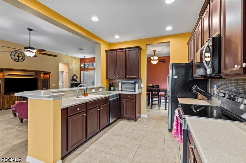 3 bedroom SingleFamilyResidence at 2617 Brightside Ct, Sandoval, Cape Coral — photo 3