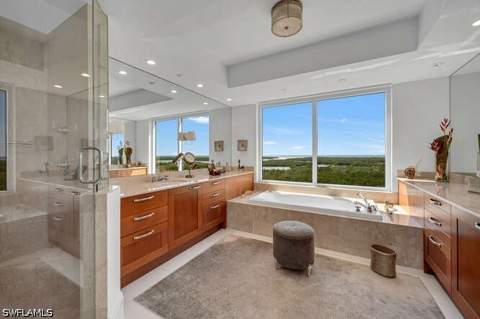 13675 Vanderbilt Dr 810, Naples FL - photo 19 of 38