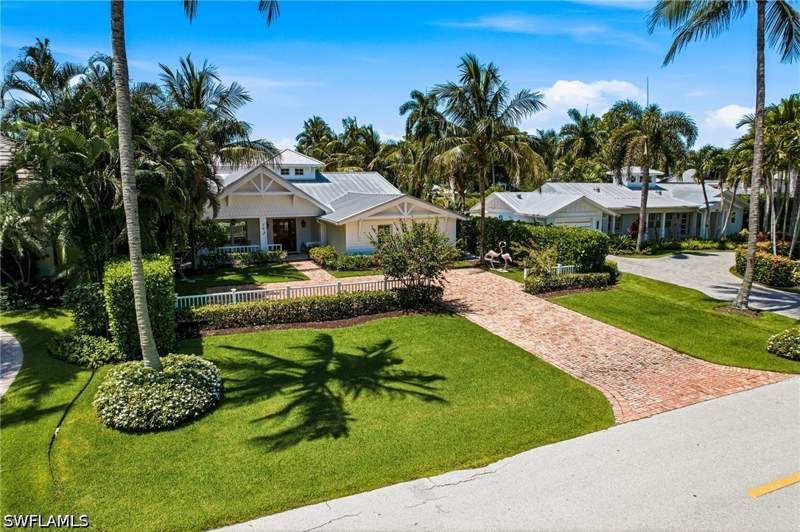 4 bedroom SingleFamilyResidence at 742 11th Ave S, Olde Naples, Naples — photo 4
