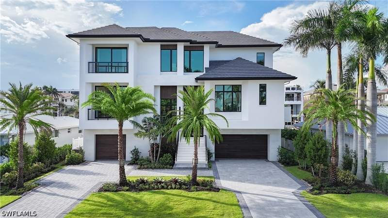 5 bedroom SingleFamilyResidence at 141 Channel Dr, Conners, Naples — photo 2
