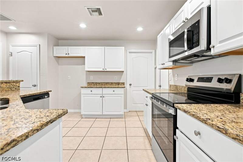 3 bedroom SingleFamilyResidence at 752 Barclay Ave, Mirror Lakes, Lehigh Acres — photo 3