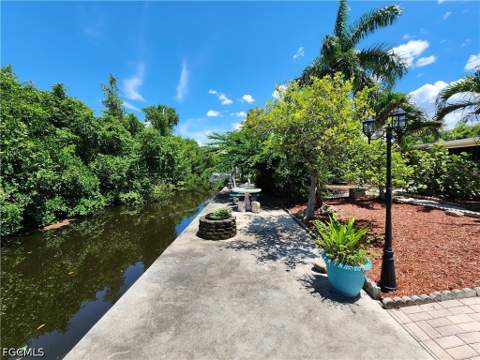 1370 Harbor View Dr, North Fort Myers FL - photo 6 of 42