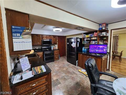 1370 Harbor View Dr, North Fort Myers FL - photo 9 of 42