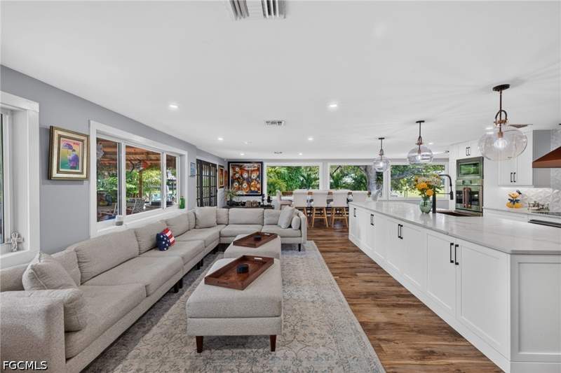 4 bedroom SingleFamilyResidence at 625 Sunnyside Ct, Sunset Cove, Fort Myers — photo 4