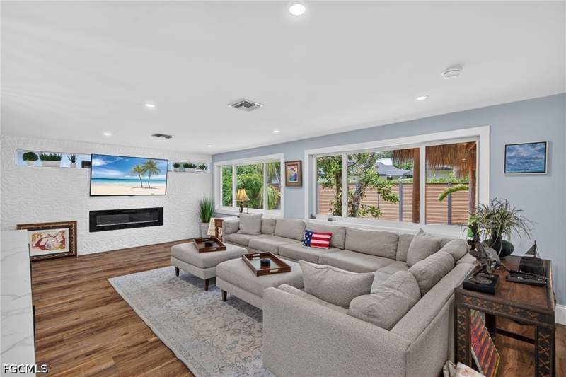 4 bedroom SingleFamilyResidence at 625 Sunnyside Ct, Sunset Cove, Fort Myers — photo 5