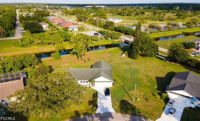 4 bedroom SingleFamilyResidence at 561 Foxcreek Dr, Mirror Lakes, Lehigh Acres — photo 2