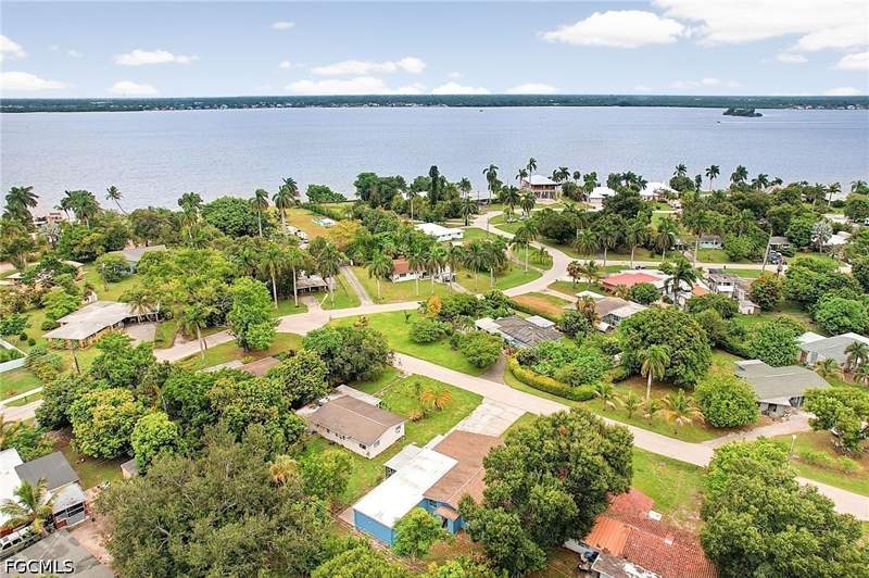 4 bedroom SingleFamilyResidence at 4028 Manning Ave, Rainbow Groves, Fort Myers — photo 2
