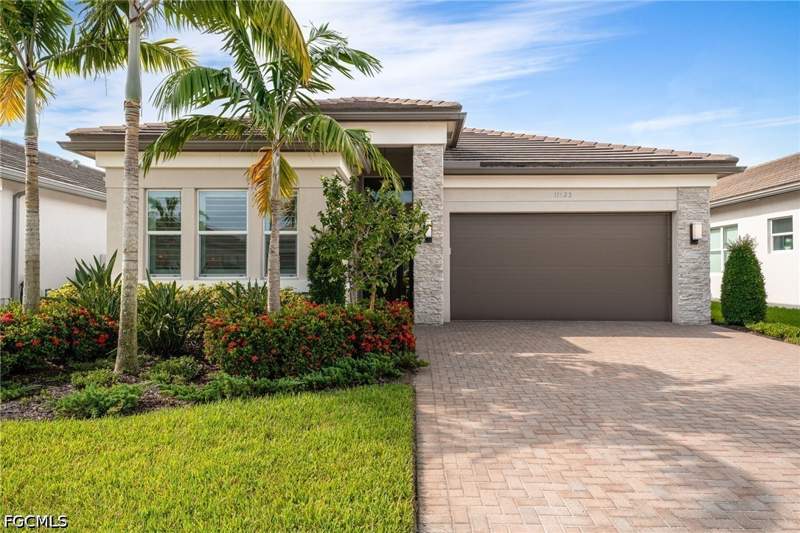 2 bedroom SingleFamilyResidence at 11523 Jacaranda Dr, Valencia Trails, Naples — photo 2