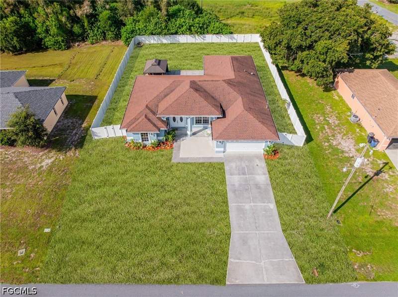 4 bedroom SingleFamilyResidence at 775 Arundel Cir, Mirror Lakes, Fort Myers — photo 2