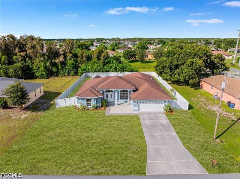 4 bedroom SingleFamilyResidence at 775 Arundel Cir, Mirror Lakes, Fort Myers — photo 3