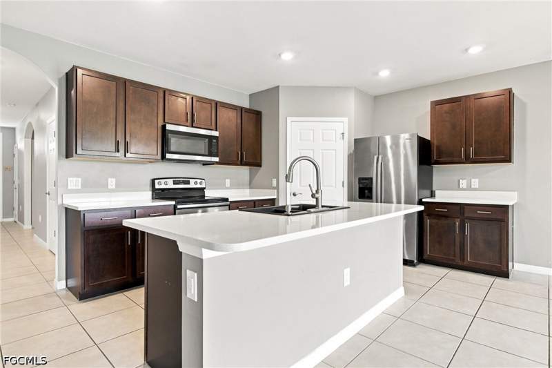 4 bedroom SingleFamilyResidence at 3180 Cozumel Ct, Entrada, Cape Coral — photo 4