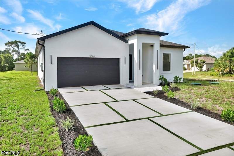 3 bedroom SingleFamilyResidence at 5085 NE Tradewinds Cir, Labelle, Labelle — photo 2