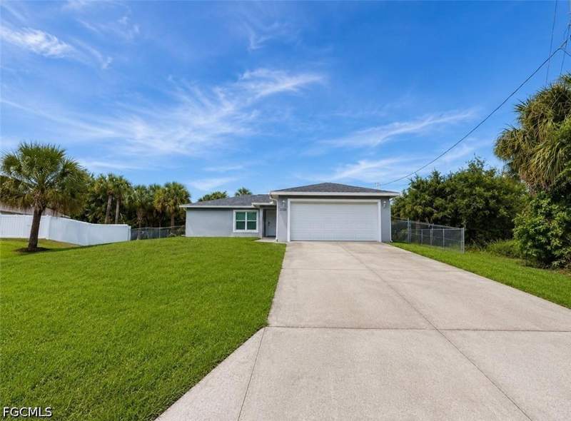 3 bedroom SingleFamilyResidence at 3006 Base Ct, Labelle, Labelle — photo 2