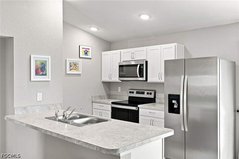 3 bedroom SingleFamilyResidence at 2725 NW 19th Pl, Cape Coral, Cape Coral — photo 2