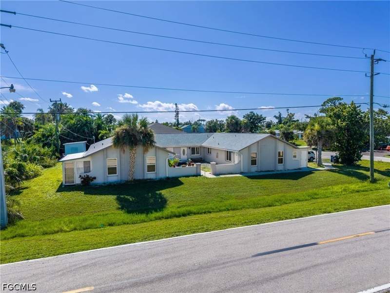 2 bedroom Attached at 16593 Davis Rd, Pinewood Villas, Fort Myers — photo 2