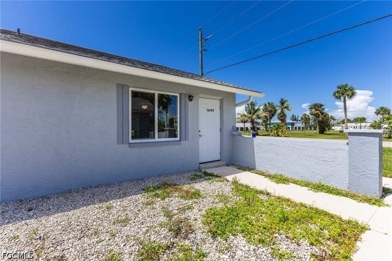 2 bedroom Attached at 16593 Davis Rd, Pinewood Villas, Fort Myers — photo 3