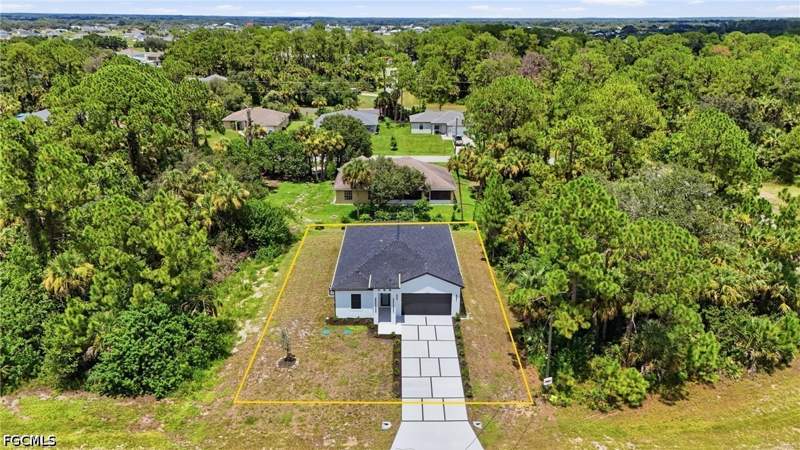 3 bedroom SingleFamilyResidence at 8032 Windswept Cir, Port Labelle, Labelle — photo 3