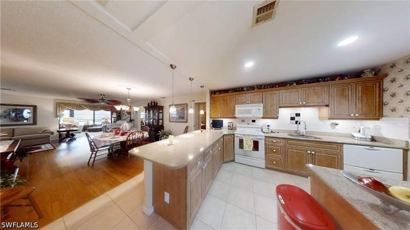 3 bedroom Attached at 1527 Edgewater Cir, Myerlee Park Homes Condo, Fort Myers — photo 2