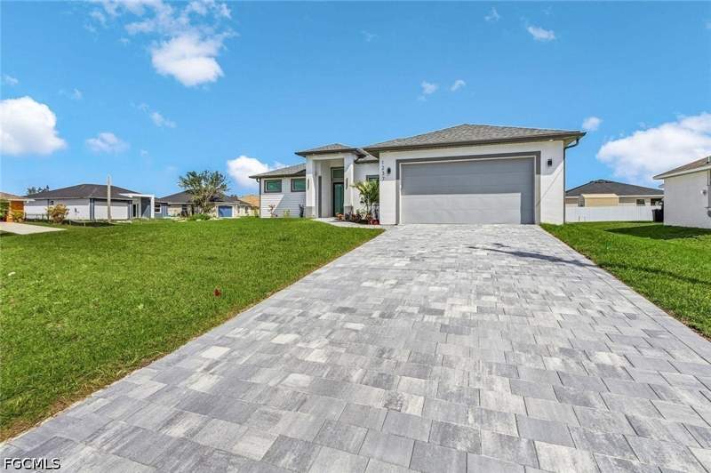 4 bedroom SingleFamilyResidence at 121 Gleason Pkwy, Cape Coral, Cape Coral — photo 3