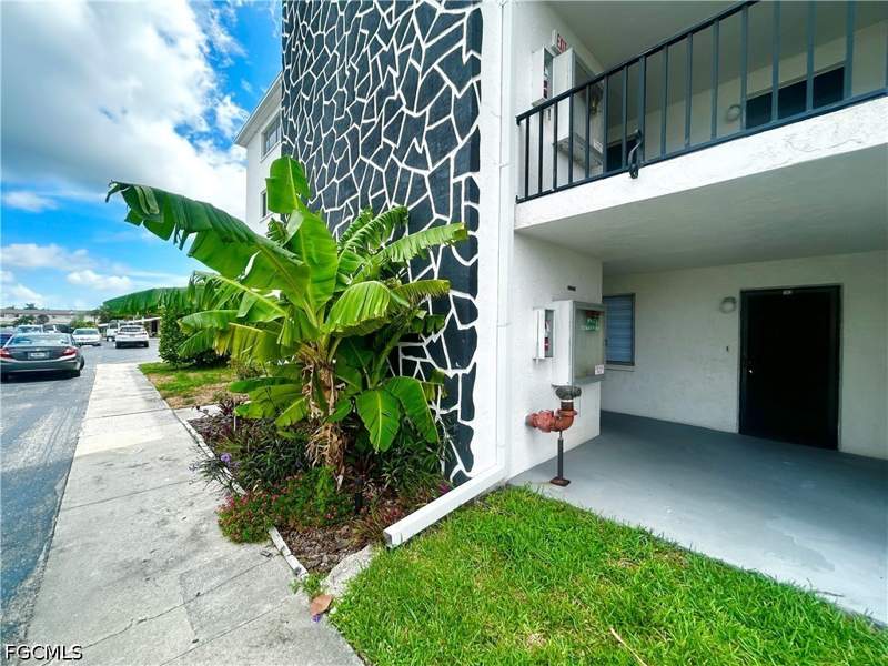 2 bedroom Condominium at 4906 Victoria Dr 103, Capeway Condo, Cape Coral — photo 2