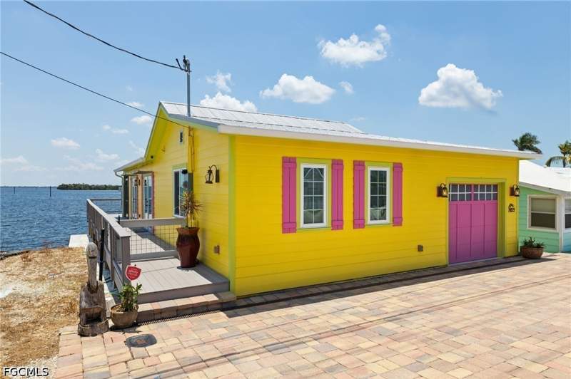 2 bedroom SingleFamilyResidence at 4819 Pine Island Rd NW, Pine Island Fill, Matlacha — photo 2