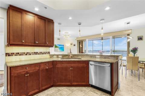 2104 W First St 1802, Fort Myers FL - photo 10 of 47