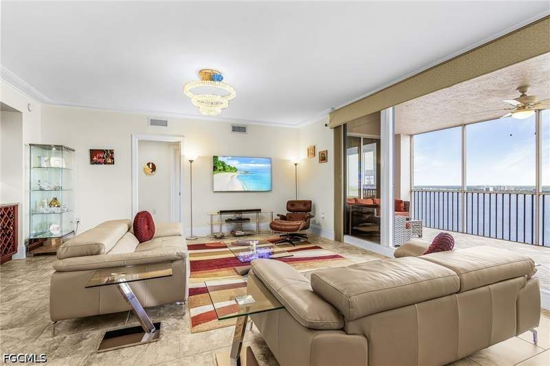 3 bedroom Condominium at 2104 W First St 1802, High Point Place, Fort Myers — photo 5