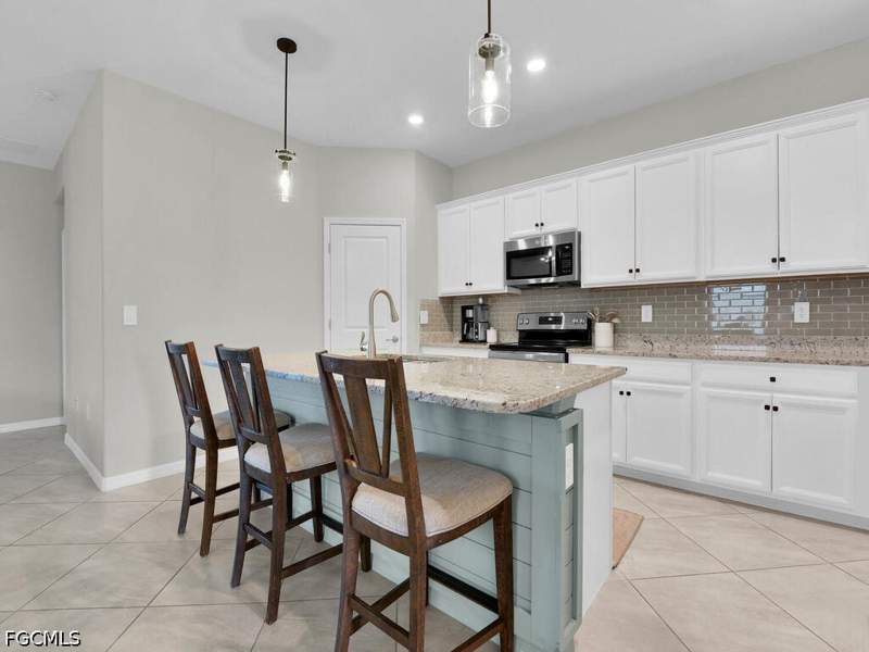 4 bedroom SingleFamilyResidence at 3637 Passion Vine Dr, Hampton Lakes, Alva — photo 5
