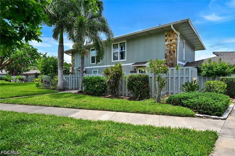 2 bedroom Townhouse at 4259 Island Cir 3, Caloosa Bayview, Fort Myers — photo 2