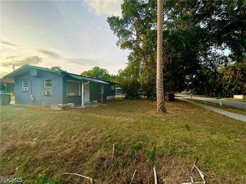 2 bedroom SingleFamilyResidence at 402 Miramar Rd, Russell Park, Fort Myers — photo 4