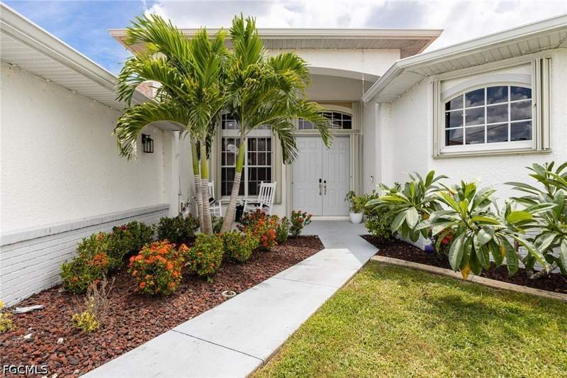 3 bedroom SingleFamilyResidence at 2526 Miracle Pkwy, Cape Coral, Cape Coral — photo 2