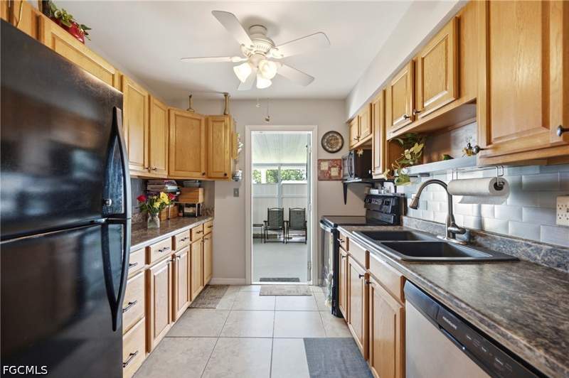 2 bedroom Attached at 39 Desert Candle Cir, Pinewood Condominium, Lehigh Acres — photo 3