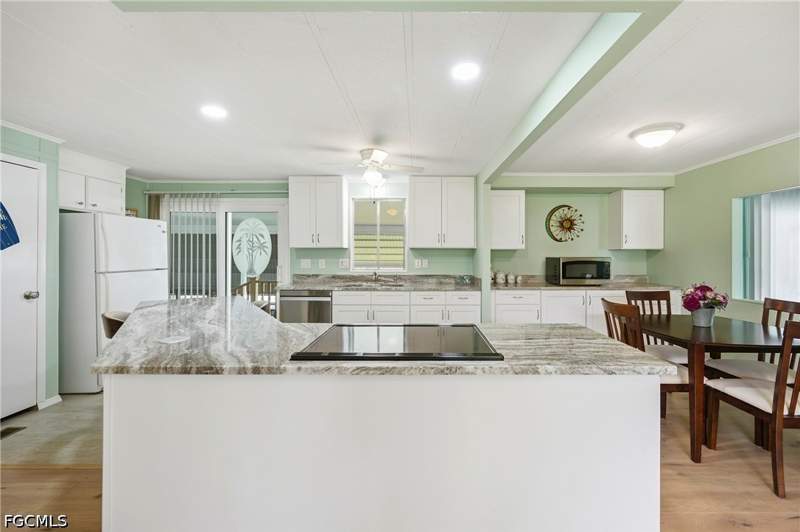 2 bedroom ManufacturedHome at 293 Edwardo Ave, Poinsettia Park Mobile Home Co-Op Inc, Fort Myers — photo 3