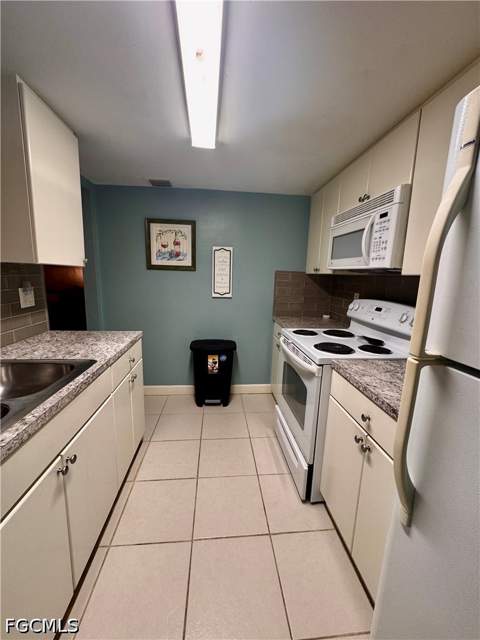 12658 Kenwood Ln B, Fort Myers FL - photo 6 of 26