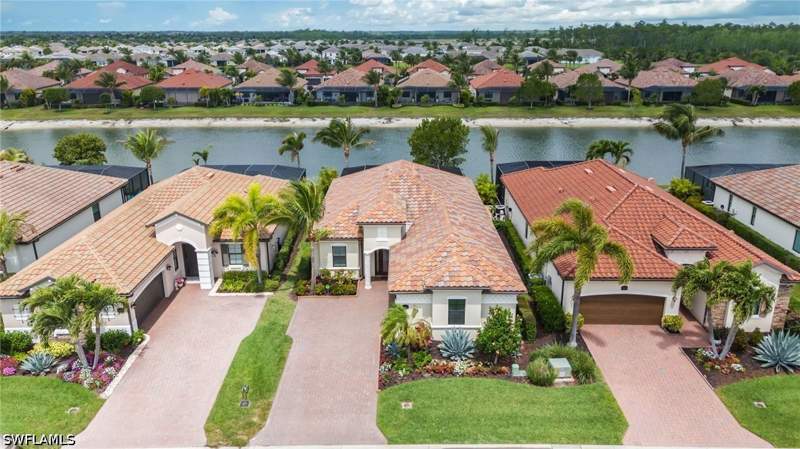 2 bedroom SingleFamilyResidence at 28062 Edenderry Ct, Bonita National Golf And Country Club, Bonita Springs — photo 2