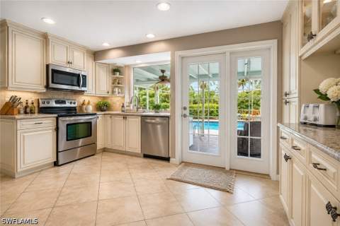 1352 Oaklawn Ct, Fort Myers FL - photo 8 of 18