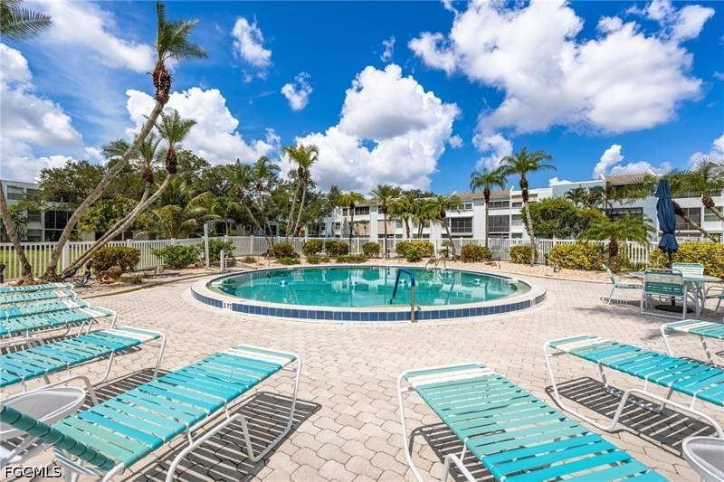 2 bedroom Condominium at 5959 Winkler Rd 218, Bermuda Club Condo, Fort Myers — photo 4