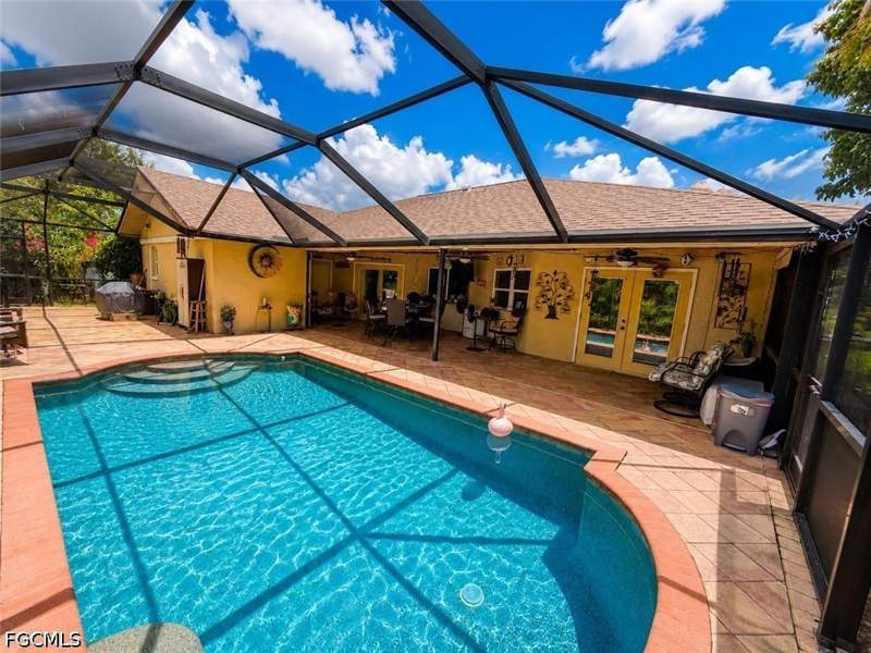 3 bedroom SingleFamilyResidence at 922 SE 1st Pl, Cape Coral, Cape Coral — photo 2