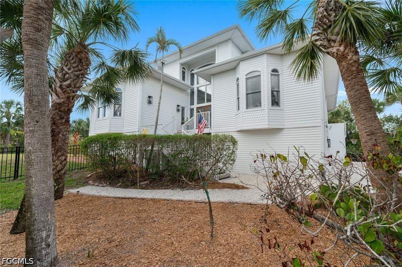 6 bedroom SingleFamilyResidence at 660 Anchor Dr, Anchors Aweigh, Sanibel — photo 3