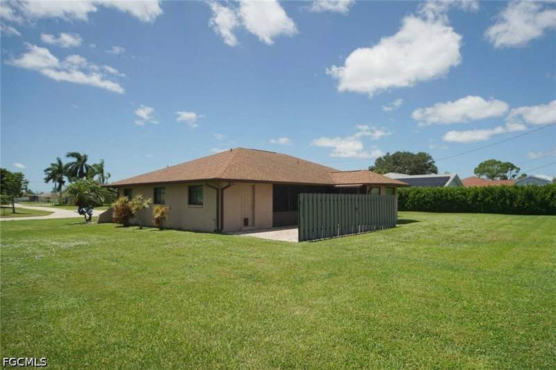 3 bedroom SingleFamilyResidence at 1301 SE 26th Ter, Cape Coral, Cape Coral — photo 3