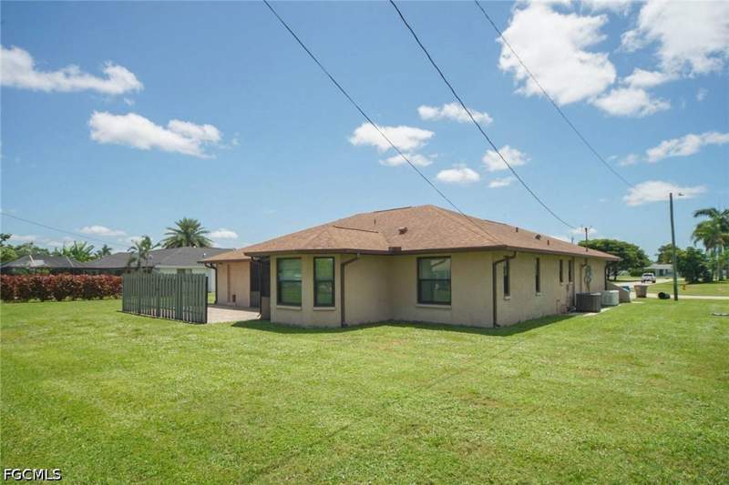3 bedroom SingleFamilyResidence at 1301 SE 26th Ter, Cape Coral, Cape Coral — photo 4