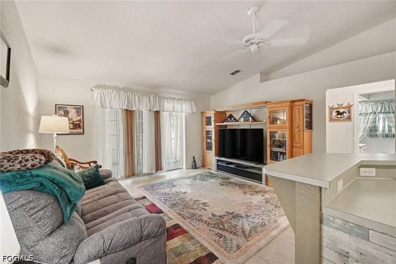 3 bedroom SingleFamilyResidence at 524 SW 23rd Ter, Cape Coral, Cape Coral — photo 4