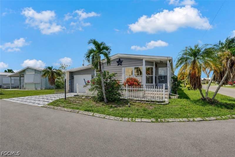 2 bedroom ManufacturedHome at 9258 Desoto Dr, Tamiami Village, North Fort Myers — photo 2