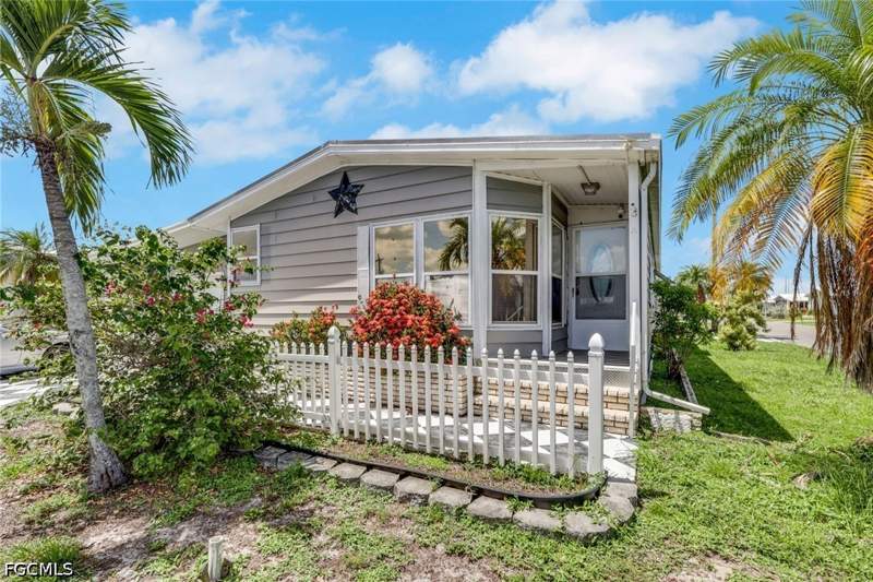 2 bedroom ManufacturedHome at 9258 Desoto Dr, Tamiami Village, North Fort Myers — photo 3