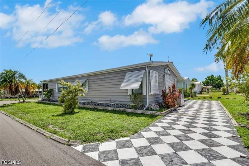 2 bedroom ManufacturedHome at 9258 Desoto Dr, Tamiami Village, North Fort Myers — photo 4
