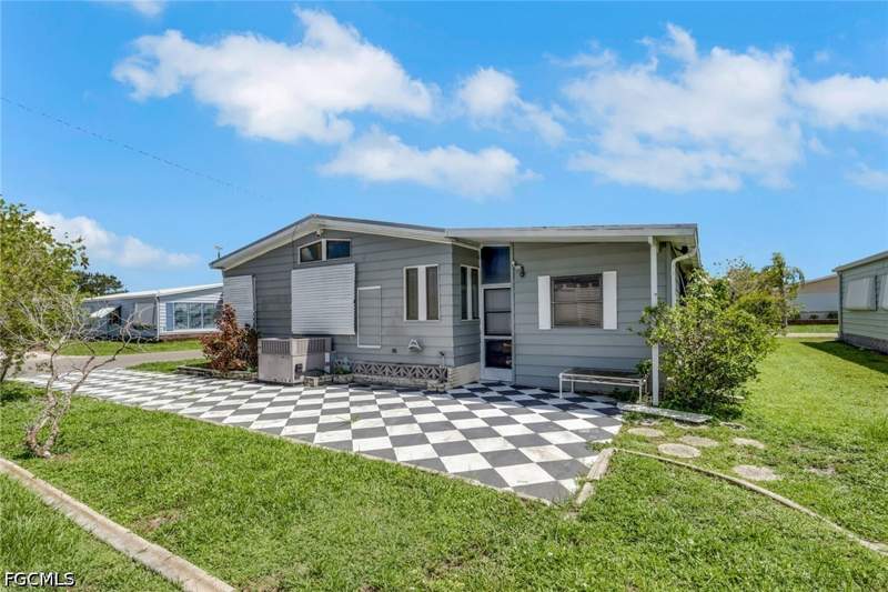 2 bedroom ManufacturedHome at 9258 Desoto Dr, Tamiami Village, North Fort Myers — photo 5